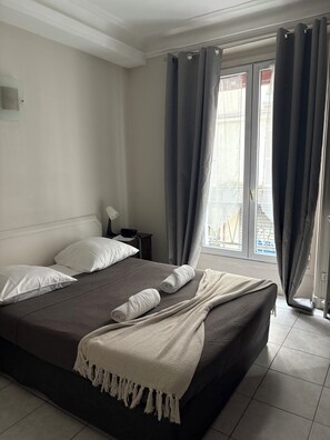 Economy Single Room | Individually decorated, individually furnished, blackout drapes - Hôtel du MontLouis (Paris)