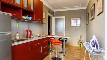 Classic Apartment | Private kitchen | Full-sized fridge, microwave, stovetop, electric kettle
