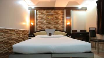 Deluxe Room | Desk, laptop workspace, blackout curtains, iron/ironing board