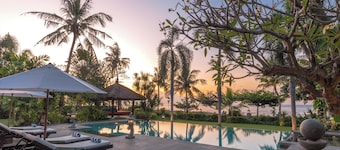 Villa Segara Murti - Klassisch im Stil mit privatem Villenpersonal!