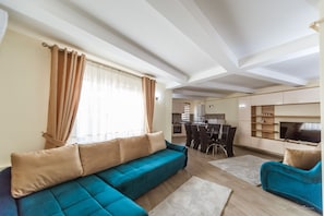 Deluxe Apartment | Living room | 100-cm TV with premium channels, heated floors - Dany Rent A Home (Pitesti)