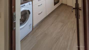 Suite Elite | Cocina privada | Refrigerador, horno, molino para café y utensilios de cocina