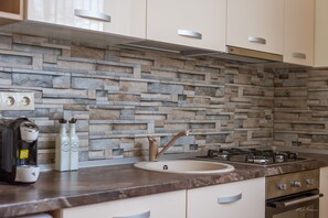 Elite Suite | Private kitchen | Fridge, oven, coffee grinder, cookware/dishes/utensils - Dany Rent A Home (Pitesti)