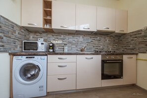 Elite Suite | Private kitchen | Fridge, oven, coffee grinder, cookware/dishes/utensils - Dany Rent A Home (Pitesti)