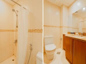 Classic Studio | Bathroom | Shower, free toiletries, hair dryer, towels