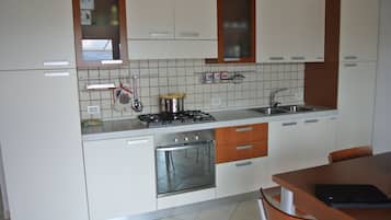Refrigerador, horno, parrilla de estufa y utensilios de cocina