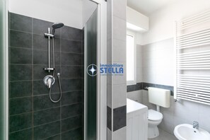Shower, bidet - Milan's Apartment n.4 (Jesolo)
