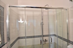 Douche, sèche-cheveux, bidet, serviettes fournies