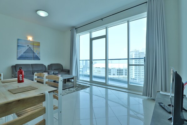 Appartement Classique | Coin séjour | Télévision à écran plat de 32 pouces avec chaînes par câble, télévision