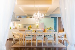 Nhà (Private Vacation Home) | Khu vực ăn uống tại phòng