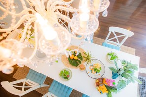 Nhà (Private Vacation Home) | Khu vực ăn uống tại phòng