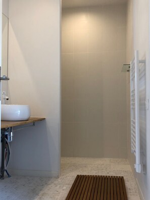 Chambre Double (Odyssee) | Kamar mandi | Shower, pancuran hujan, pengering rambut, dan handuk