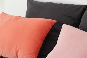 Un gros plan de trois coussins de couleurs différentes.