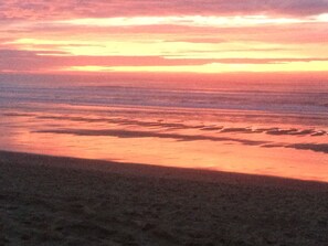 Ubicación cercana a la playa y sombrillas