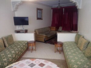 Departamento | Área de sala de estar | Televisión de pantalla plana de 32 pulgadas con canales vía satélite