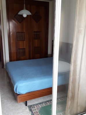 1 habitación y tabla de planchar con plancha 