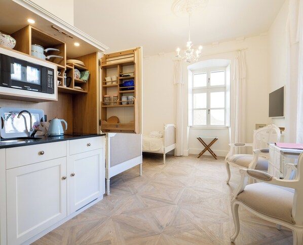 Suíte família | Cozinha privada | Frigobar, chaleira elétrica, mesas de jantar