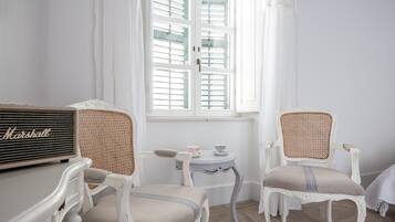 Deluxe Room | In-room safe, desk, laptop workspace, soundproofing