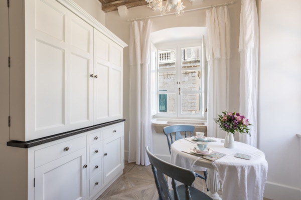 Caja de seguridad en la habitación y escritorio