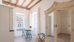 Een kamer met een eethoek, een grote spiegel en uitzicht.