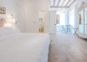 In-room safe, desk, laptop workspace, soundproofing - The Byron Dubrovnik (Dubrovnik)