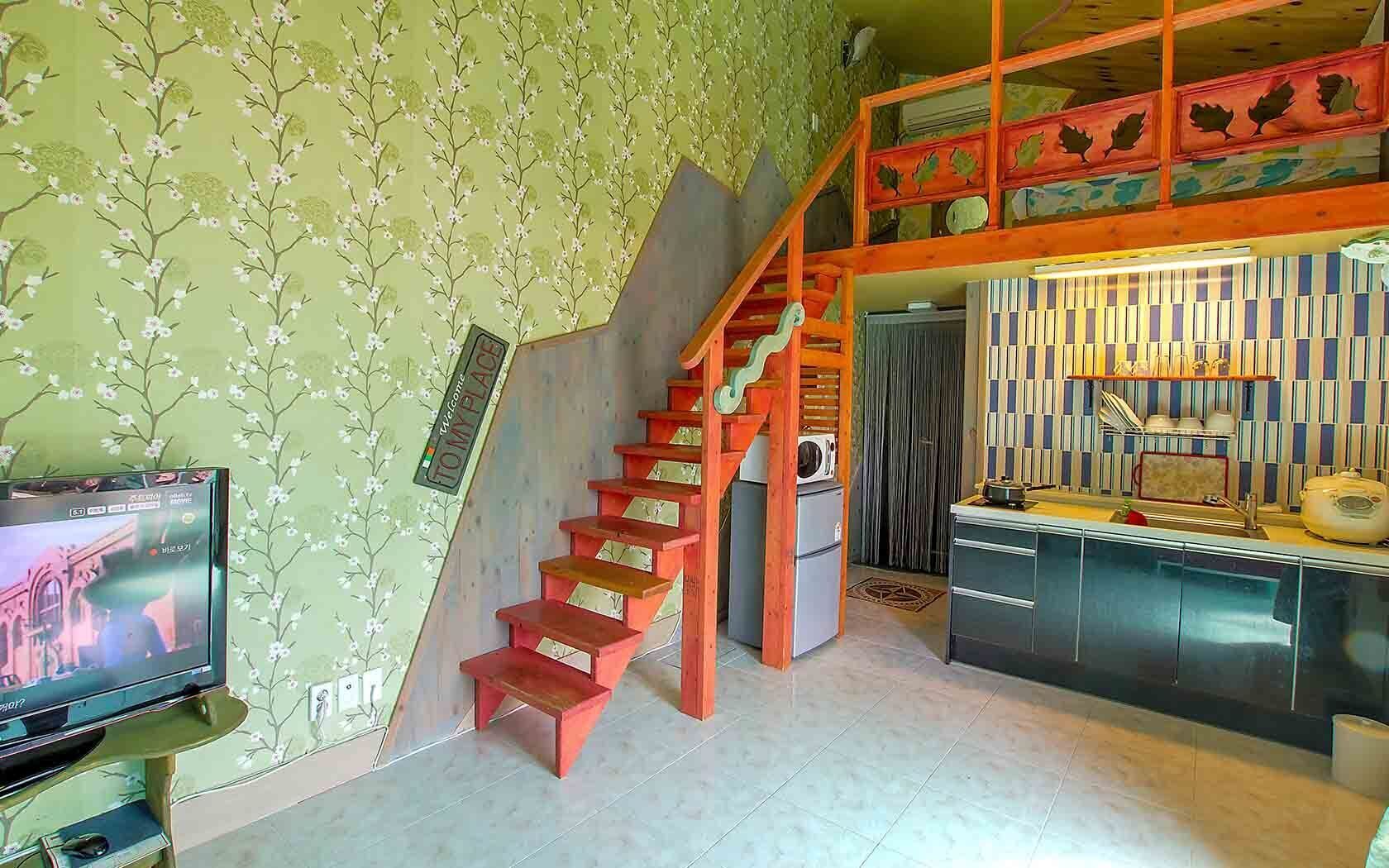 Room (7 Po-Peul-Ruh) | Living area | Flat-screen TV, heated floors