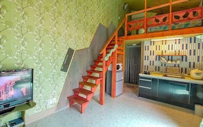 Room (7 Po-Peul-Ruh) | Living area | Flat-screen TV, heated floors - Tree's Dream Pension (Gapyeong)