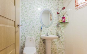 Chambre (5 Ja-Jak-Na-Mu) | Salle de bain | Douche, articles de toilette gratuits, sèche-cheveux