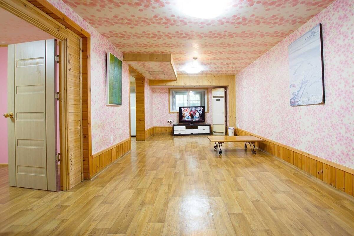 Room (9 Jat-Na-Mu) | Living area | Flat-screen TV, heated floors