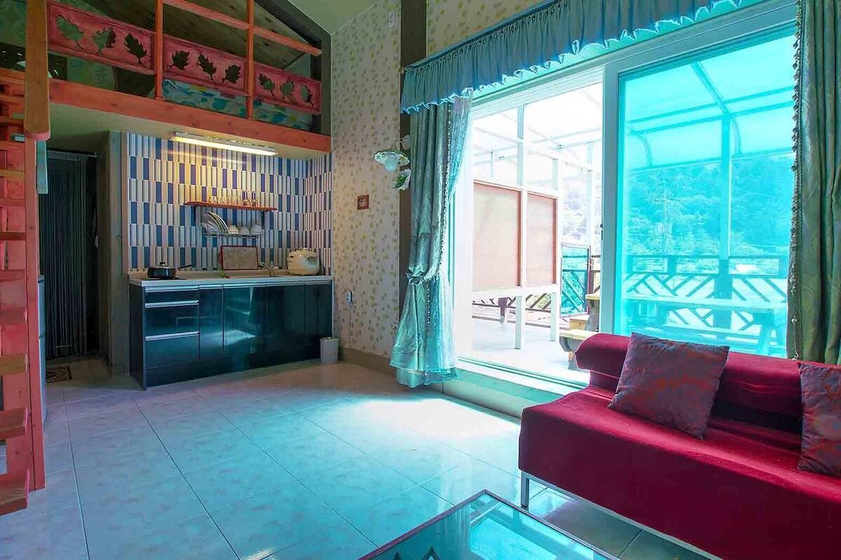 Room (7 Po-Peul-Ruh) | Living area | Flat-screen TV, heated floors