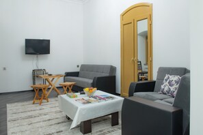 TV, DVD player - Old town central apartment (Baku)