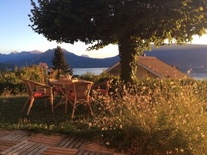 Outdoor dining - Panoramic View on Annecy lake (veriyer du lac)