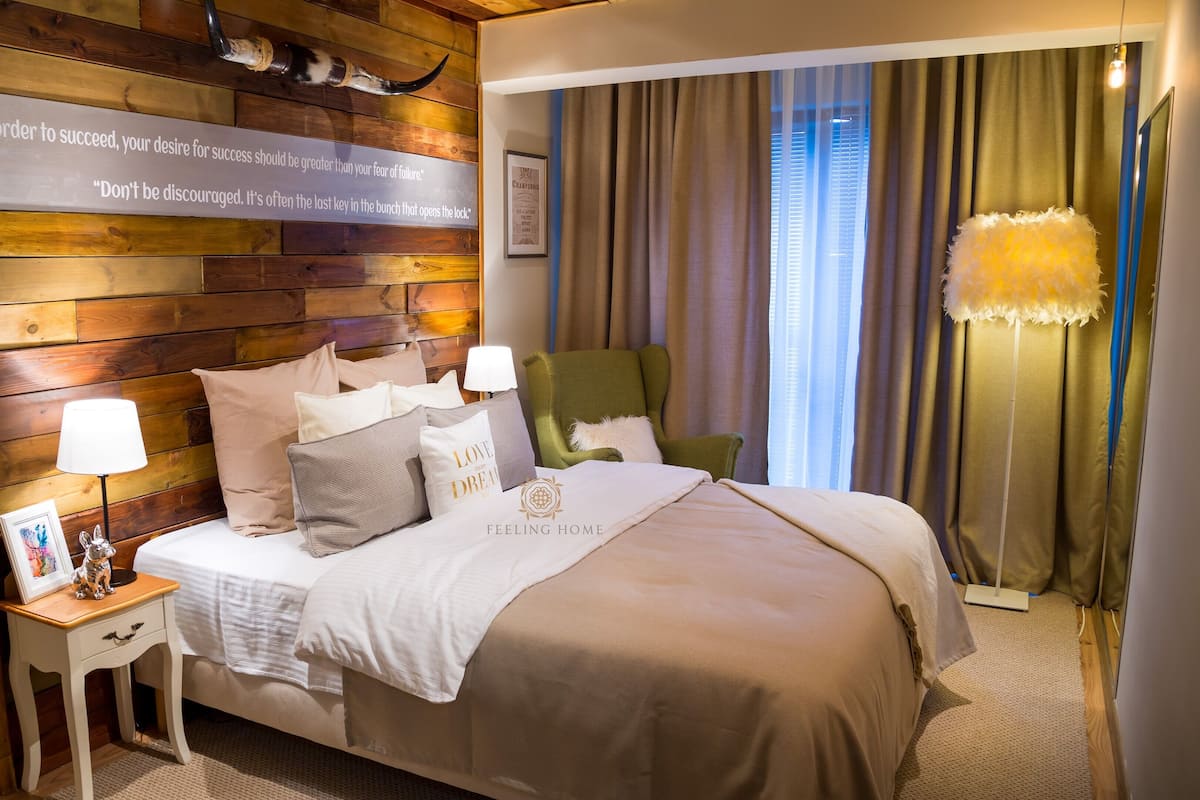 3 habitaciones, cortinas blackout y tabla de planchar con plancha