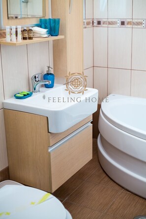 Family Villa | Bathroom | Free toiletries, hair dryer, towels, soap
