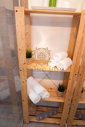 Executive-Apartment | Badezimmer | Kostenlose Toilettenartikel, Haartrockner, Handtücher, Seife