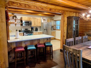 Oven, stovetop, dishwasher, coffee/tea maker - Rocky Top Vista Log Cabin with High Speed Wifi (Red River)