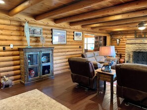 Interior - Rocky Top Vista Log Cabin with High Speed Wifi (Red River)