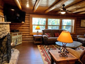 TV, fireplace, DVD player - Rocky Top Vista Log Cabin with High Speed Wifi (Red River)