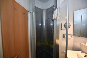 Doppelzimmer | Dusche im Bad