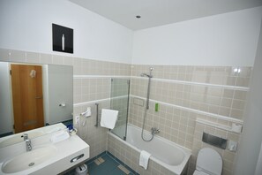 Secador de pelo, toallas