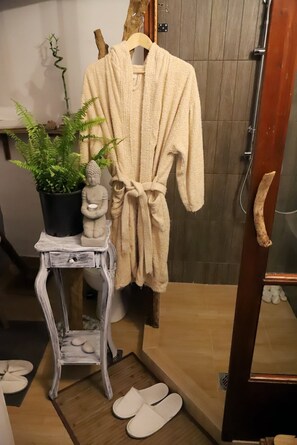 Tina con regadera, secadora de cabello, toallas, jabón 