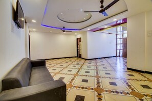 ทีวีจอแอลอีดี 32 นิ้ว พร้อมช่องดาวเทียม, ทีวี