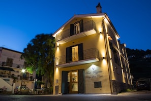 Façade de l’hébergement - soirée/nuit