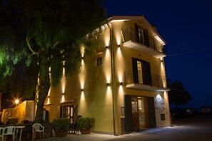 Front of property - evening/night - Rianna Rooms & Breakfast (Scala)