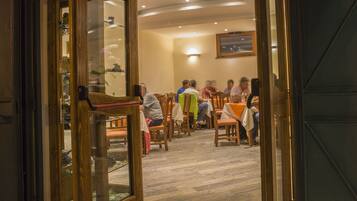 Breakfast, lunch, dinner served; Italian cuisine