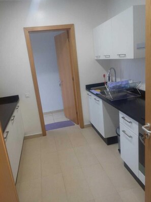 Apartemen | Dapur pribadi | Lemari es besar, kompor, dan peralatan masak/sendok-piring