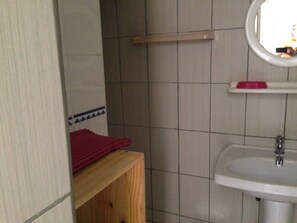 Bathroom - Charming T2 with Pool, Terrace & Tennis near Beach, Sleeps 4 – Le Barcarès (Le Barcarès)