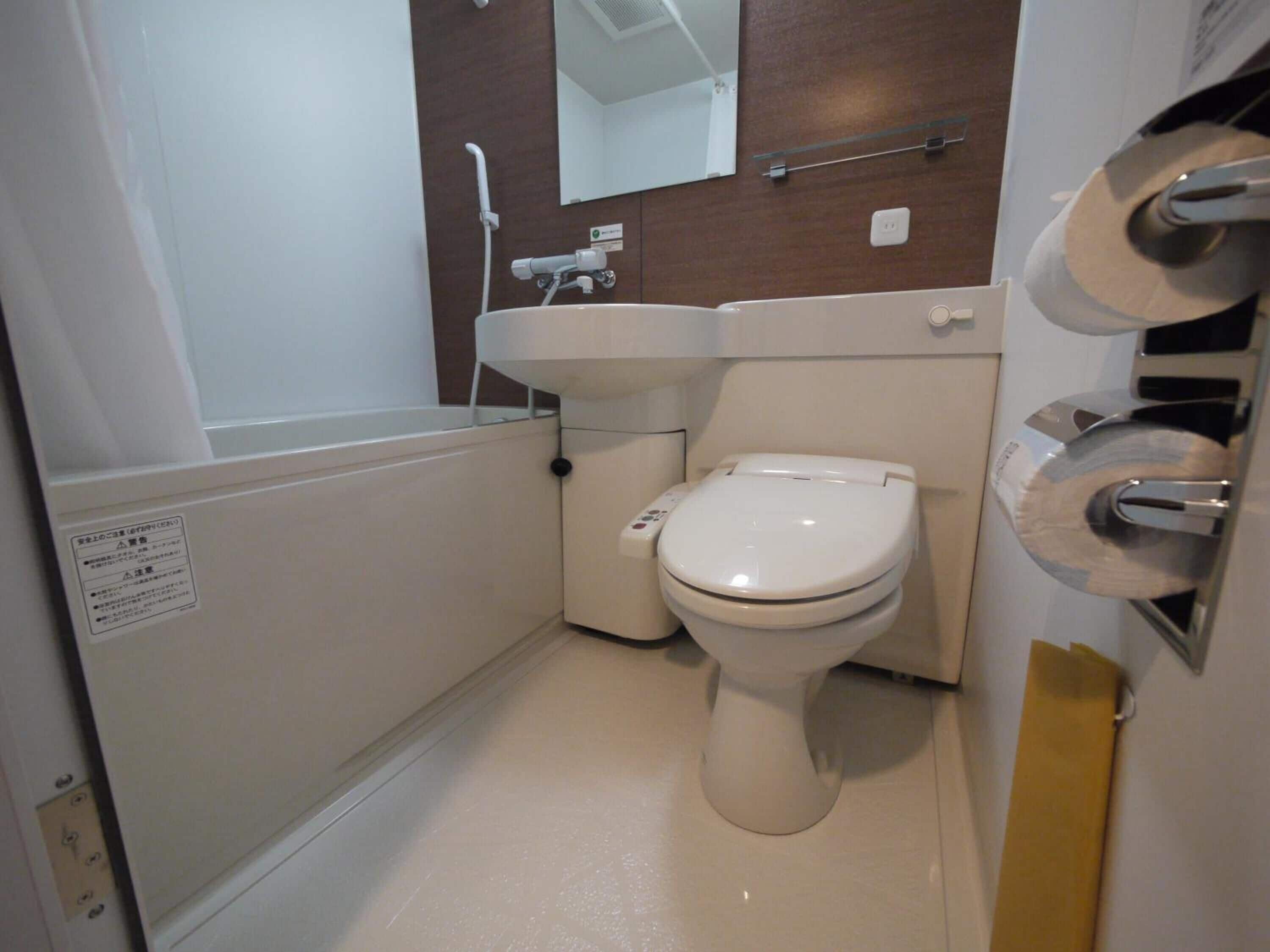 combined shower/bathtub, free toiletries, hair dryer, slippers