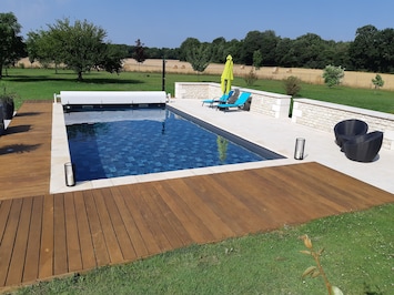 piscine chauffée au calme avec vue sur les champs et les bois.