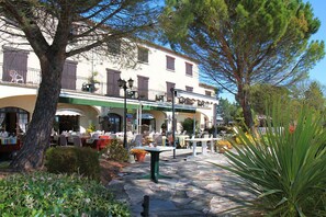 Exterior - Hostellerie du Lac (L'Isle-Jourdain)